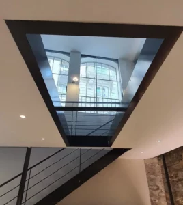 Conception de dalle de verre avec un support en métal réalisé à Lyon