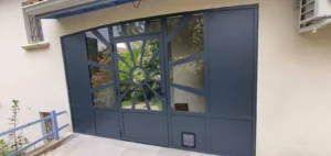 Conception de porte d'entrée avec verrière extérieure au Mont d'Or