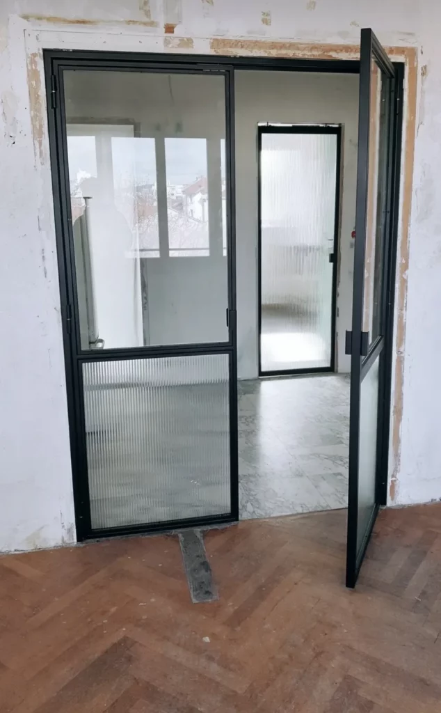 Conception de porte verrière battente en métal et acier dans le Rhône