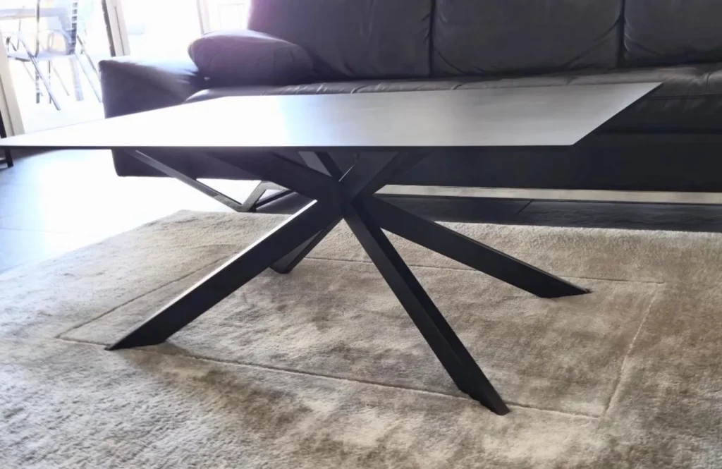 Conception de table en métal à Dagneux