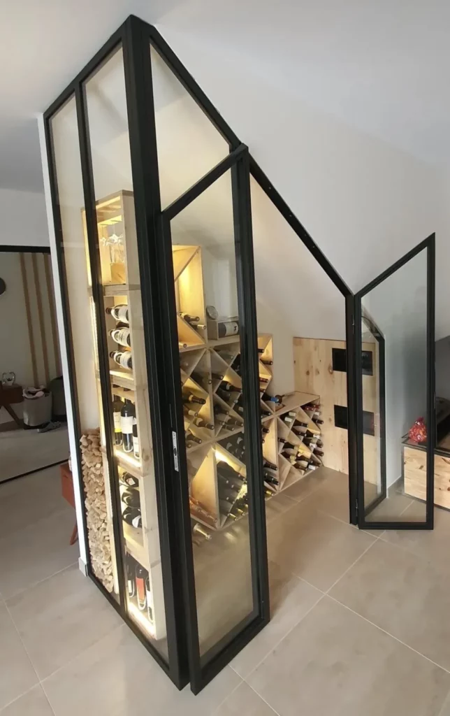 Conception de verrière avec porte pour cave à vin à Dagneux