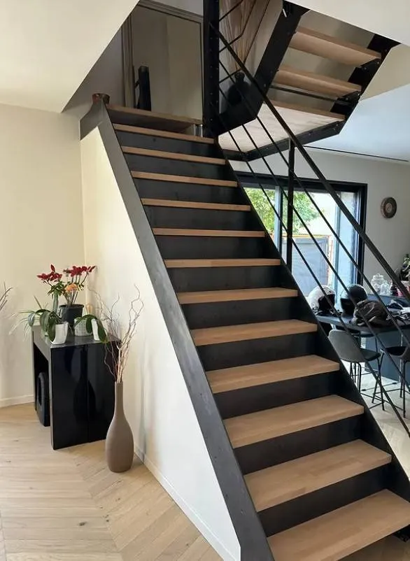 Conception d'escalier tournant en métal dans les Dombes