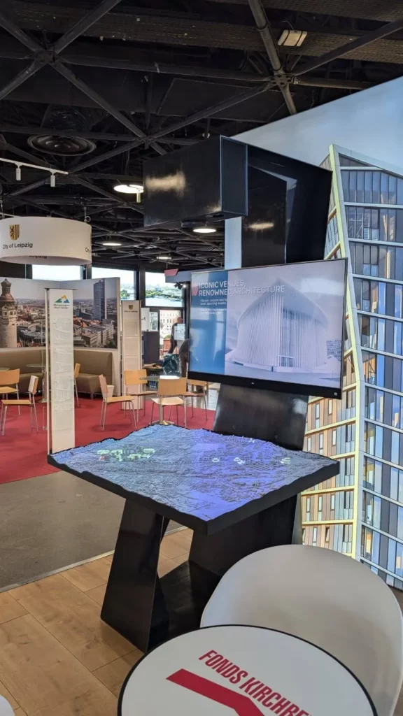 Conception d'un porte écran sur mesure en métal à Balan