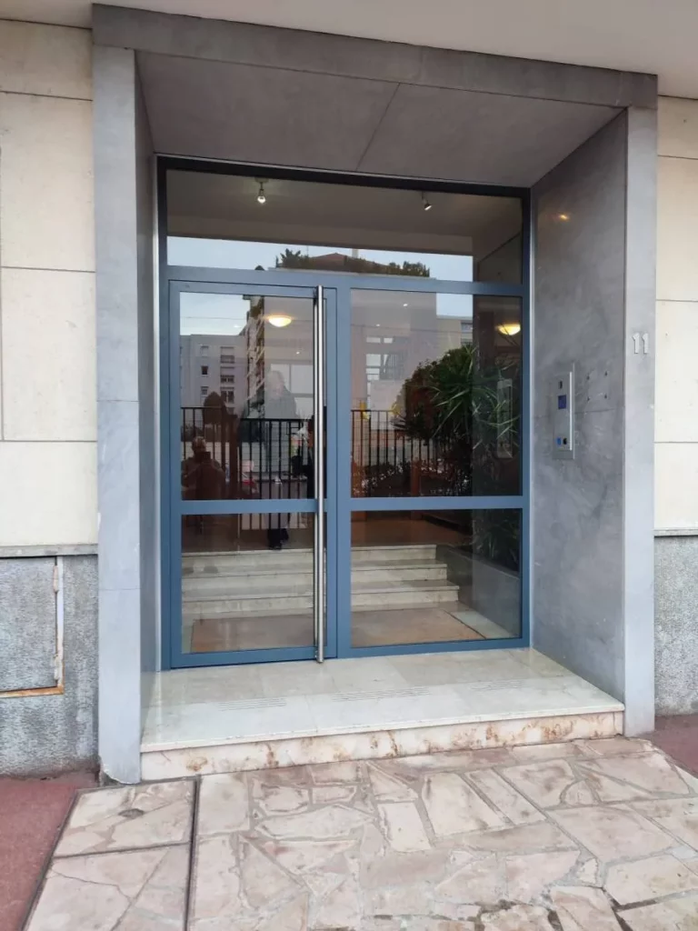 Conception d'une porte d'immeuble en métal à Lyon