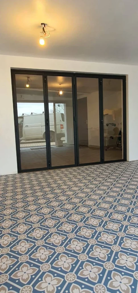 Conception d'une porte verrière accordéon à Saint Cyr au Mont d'Or