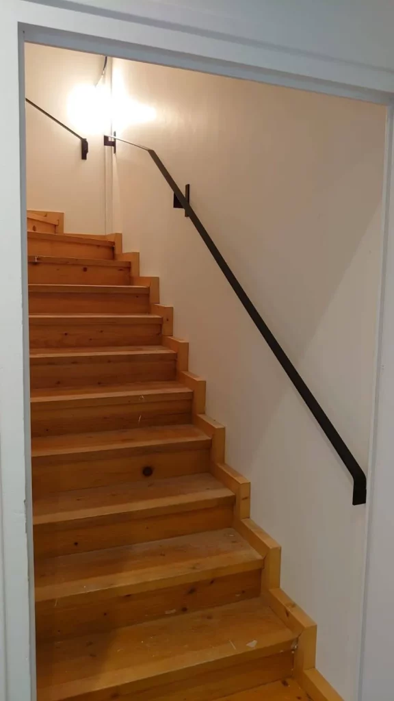 Création de main courante d'escalier moderne en fer plat acier 40 mm x 8 mm dans une maison à Oullins proche de Lyon