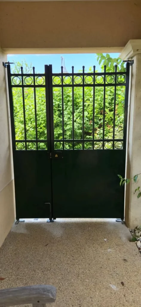 Création sur mesure d'un portillon avec semi fixe, peinture vert sapin à Bellegarde-sur-Valserine (Valserhône) 01200