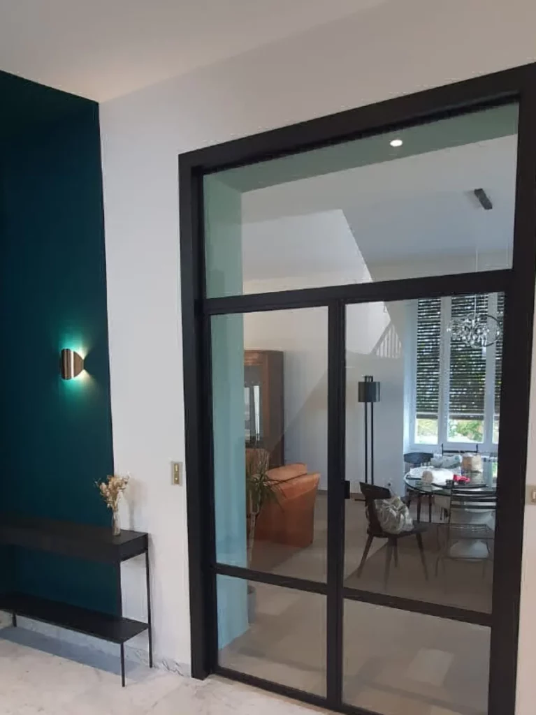 Entreprise artisanale de métallerie experte en création de porte verrière à Dagneux