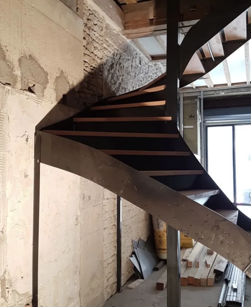 Escalier double limon acier avec marches en chêne dans un loft à Lyon dans le Rhône
