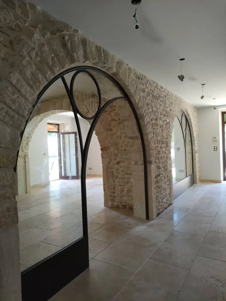 Fabrication artisanale de verrière arrondie en métal sur mesure à Lyon