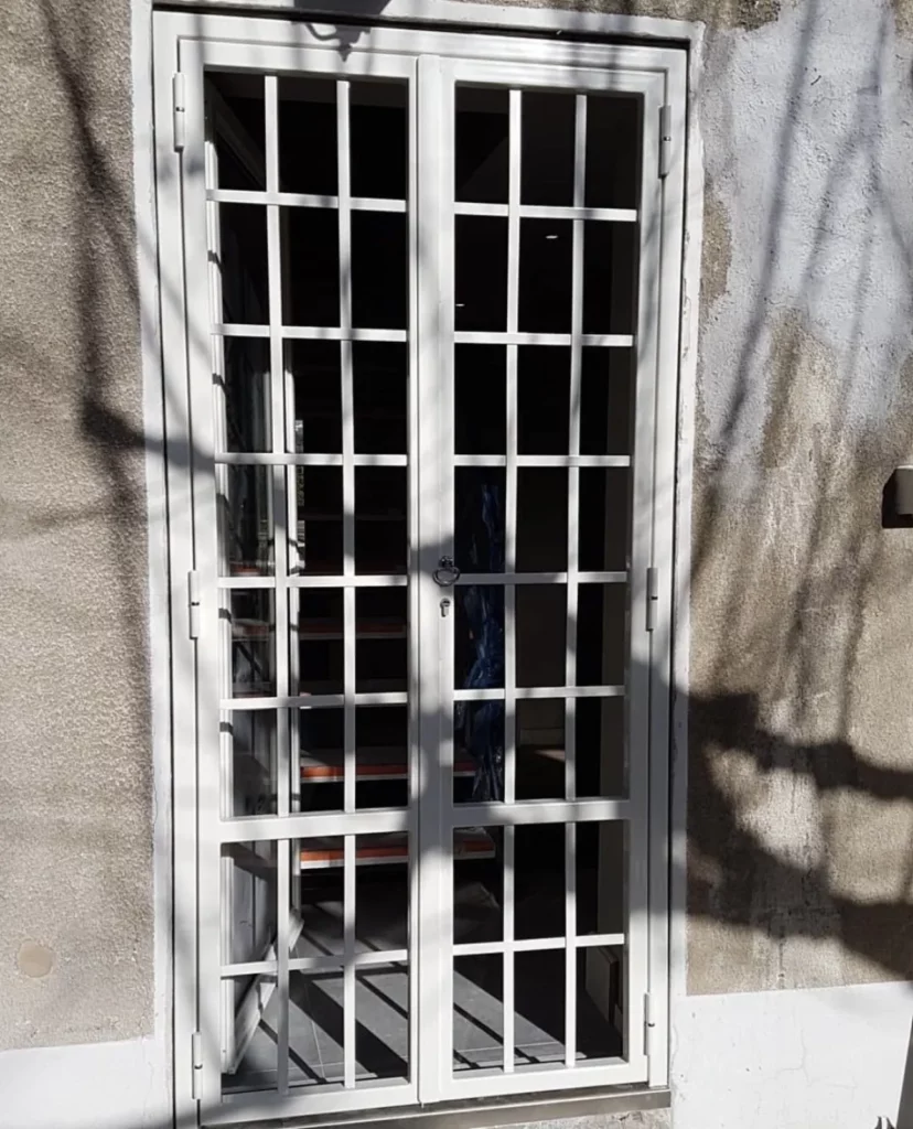 Fabrication de grille double ouvrant en acier torsadé blanc à Lyon dans le Rhône