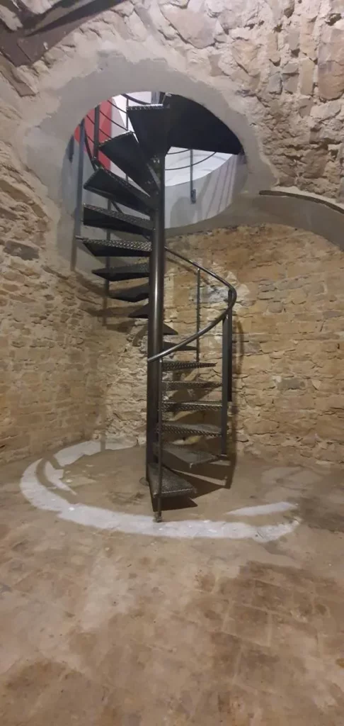 Fabrication d'un escalier tournant en acier sur-mesure à Saint-Priest