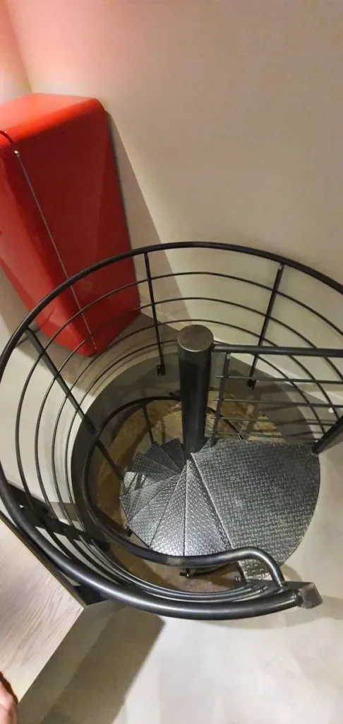 Fabrication d'un escalier tournant intérieur en acier sur-mesure à Saint-Priest