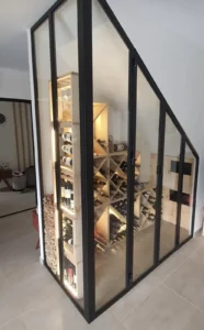 Fabrication d'une verrière avec porte pour cave à vin à Lyon
