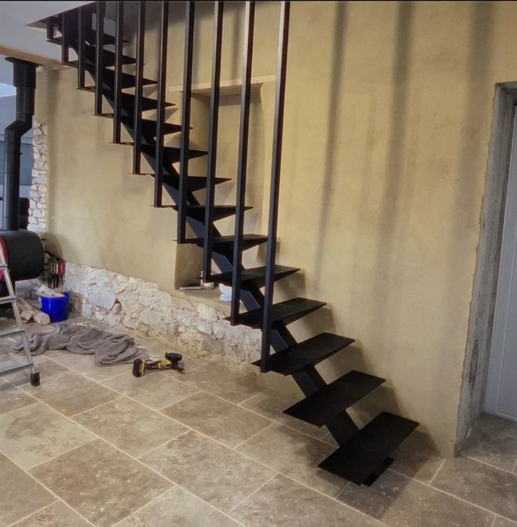 Fabrication sur mesure et pose d'un escalier droit et de sa claustra à Dagneux 01