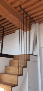 Garde-corps en métal fabriqué par un artisan pour des escaliers à Villeurbanne