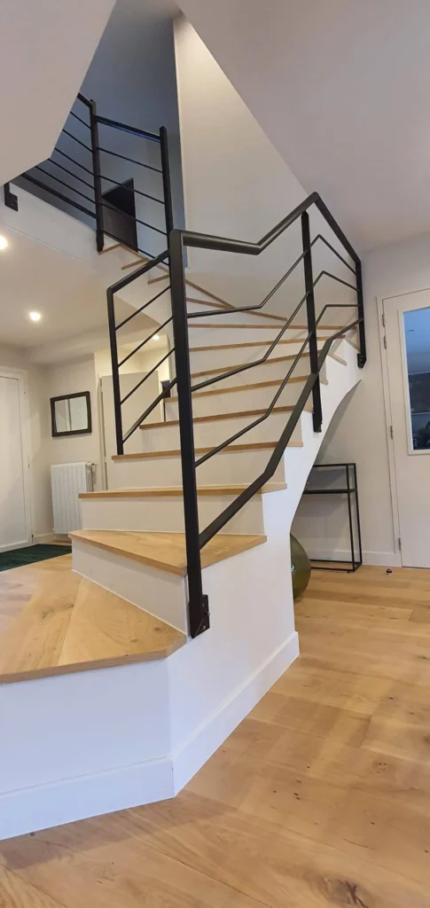 Installation de garde corps d'escalier et trémie sur mesure dans appartement luxueux à Neyron
