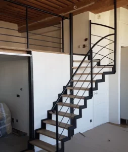 Pose d'escalier cremaillere quart tournant avec garde -corps acier brut vernis pour mezzanine studio à Lyon 2