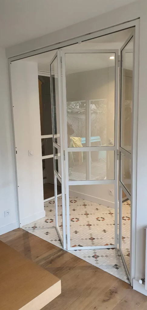 Réalisation de porte verrière accordéon en métal sur mesure à Dagneux