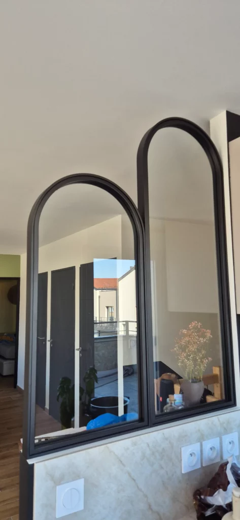 Réalisation de verrière design en métal personnalisée à Lyon