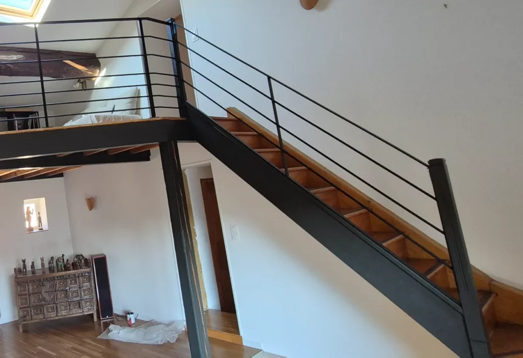 conception et pose d'escaliers sur mesure en métal